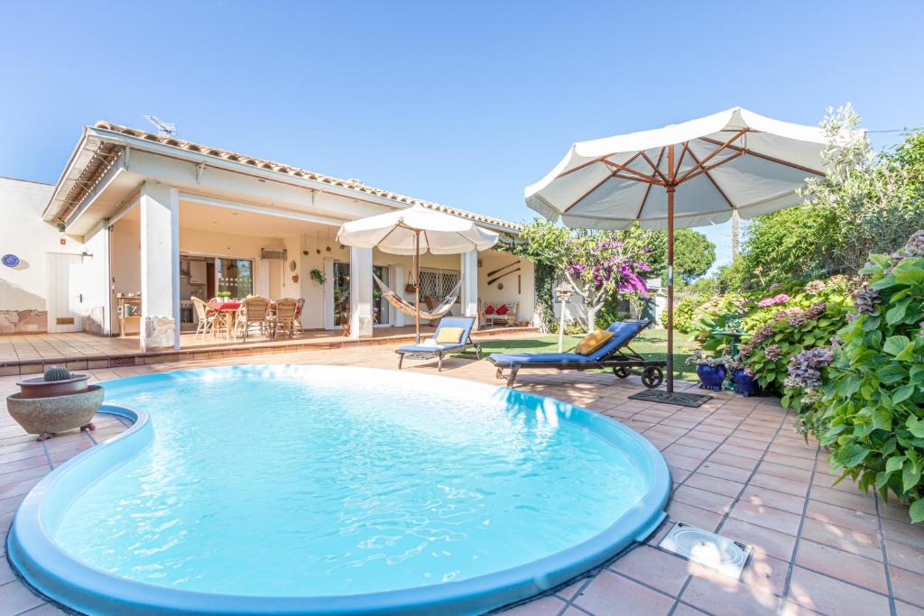 una piscina en el patio trasero de una casa en Casa Hortensia, en Sant Pere Pescador