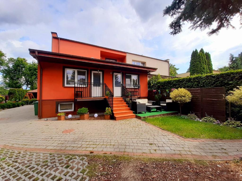 une maison avec une orange dans l'établissement Pokoje gościnne "Lenka", à Ciechocinek