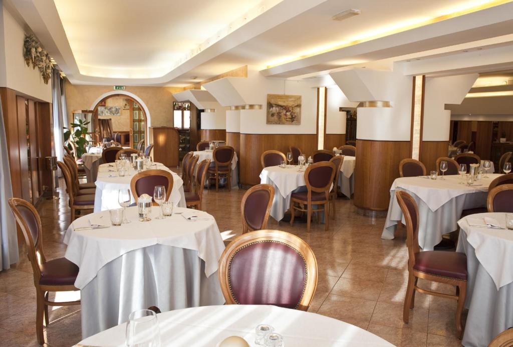 Reštaurácia alebo iné gastronomické zariadenie v ubytovaní Albergo Ristorante Belvedere