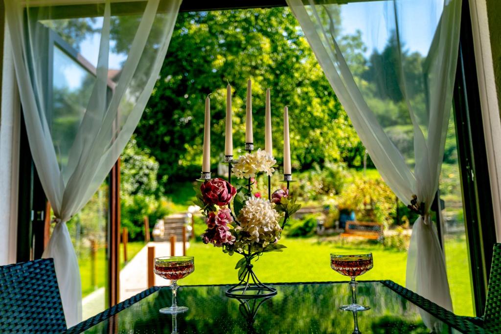 un tavolo di vetro con un vaso di fiori sopra di Casa Adalmo a Sighişoara