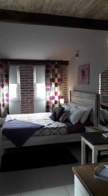 Posteľ alebo postele v izbe v ubytovaní Bástya apartman