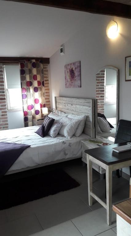 Posteľ alebo postele v izbe v ubytovaní Bástya apartman
