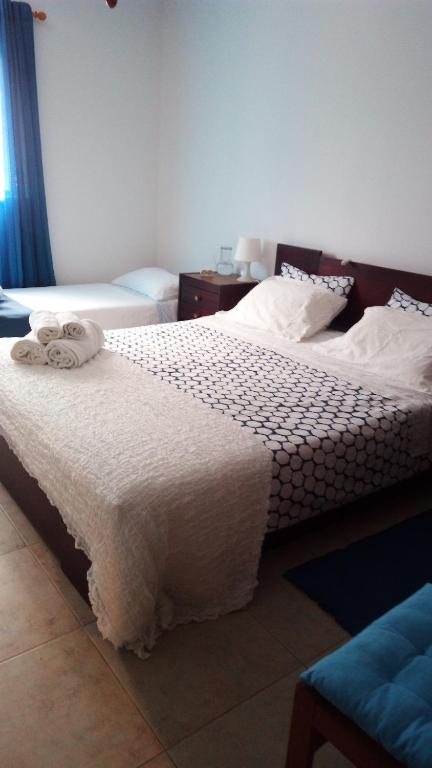 a bedroom with two beds with white sheets and pillows at Rua 5 House in Gafanha da Vagueira