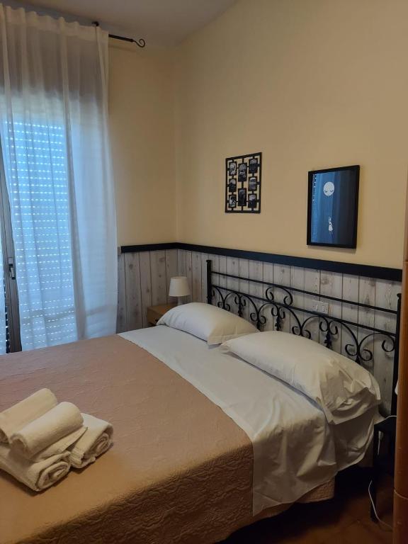 A bed or beds in a room at Albergo Ristorante Bar Pizzeria La Lanterna