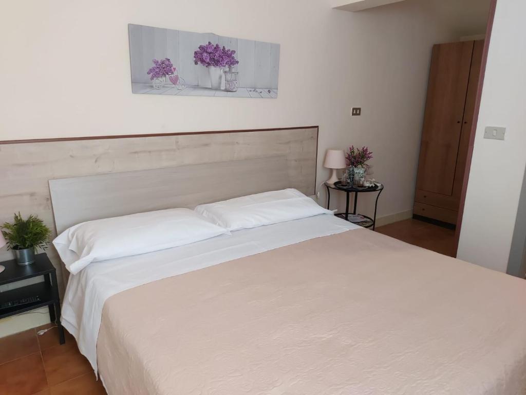 A bed or beds in a room at Albergo Ristorante Bar Pizzeria La Lanterna
