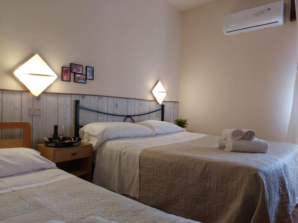 A bed or beds in a room at Albergo Ristorante Bar Pizzeria La Lanterna