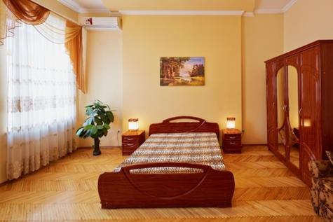 um quarto com 2 camas e uma grande janela em Кулиша 25-Трёхкомнатная возле Оперы em Lviv