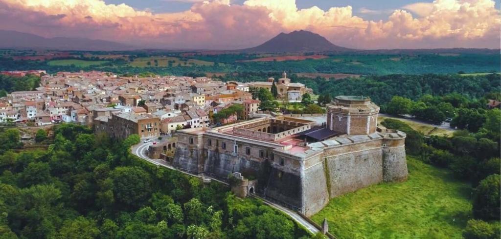 una vista aérea de un antiguo castillo en una ciudad en Suali Case nel Borgo, en Civita Castellana