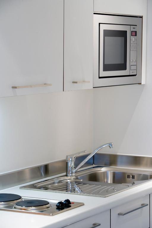 Kuchyň nebo kuchyňský kout v ubytování Hotel Alzinn
