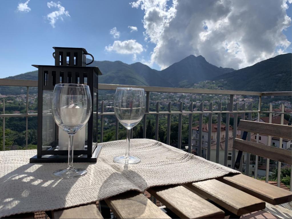 zwei Weingläser auf einem Tisch auf einem Balkon in der Unterkunft Wonder House in Pianillo