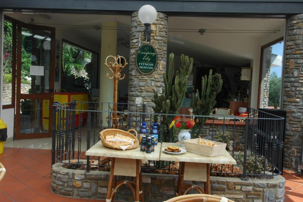 Ein Restaurant oder anderes Speiselokal in der Unterkunft Camping Edy 