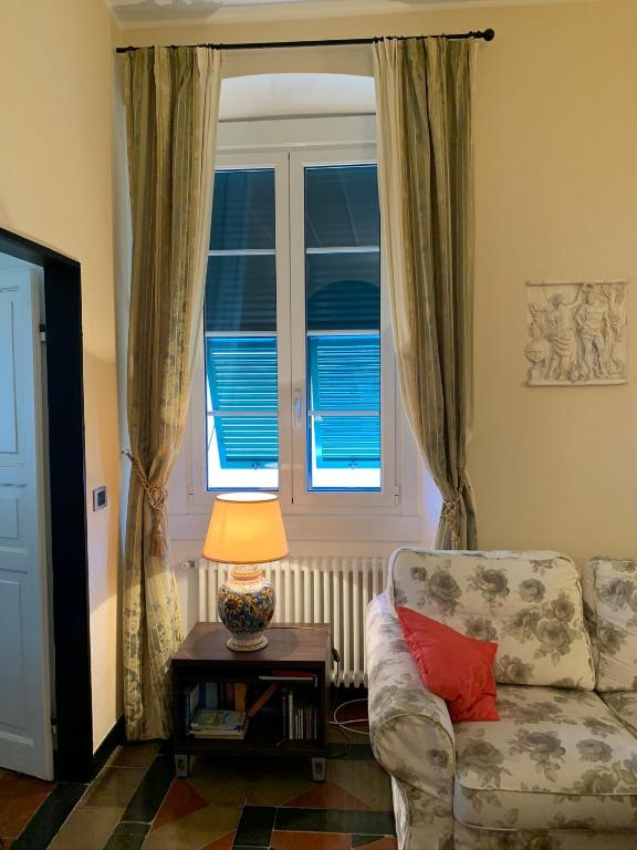 salon z kanapą i oknem w obiekcie Casa Venezia w Rapallo