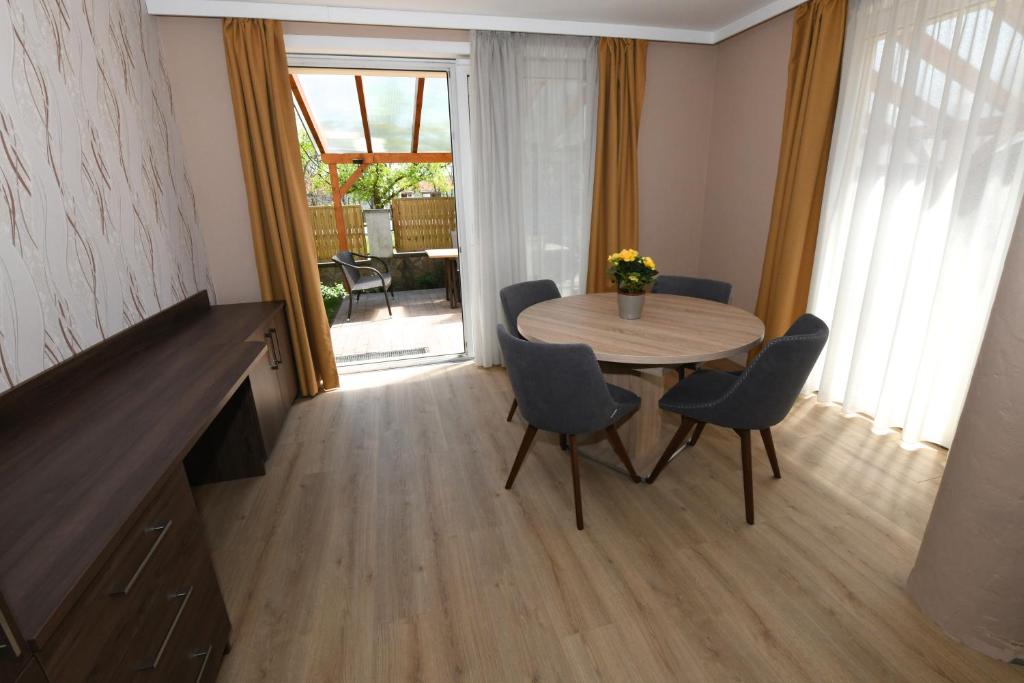 TV a/nebo společenská místnost v ubytování Jade Hotel-Ezüsthíd Hotel