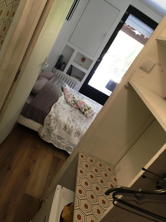 Postel nebo postele na pokoji v ubytování CHAMBRE CENTRE VILLE Coté soleil