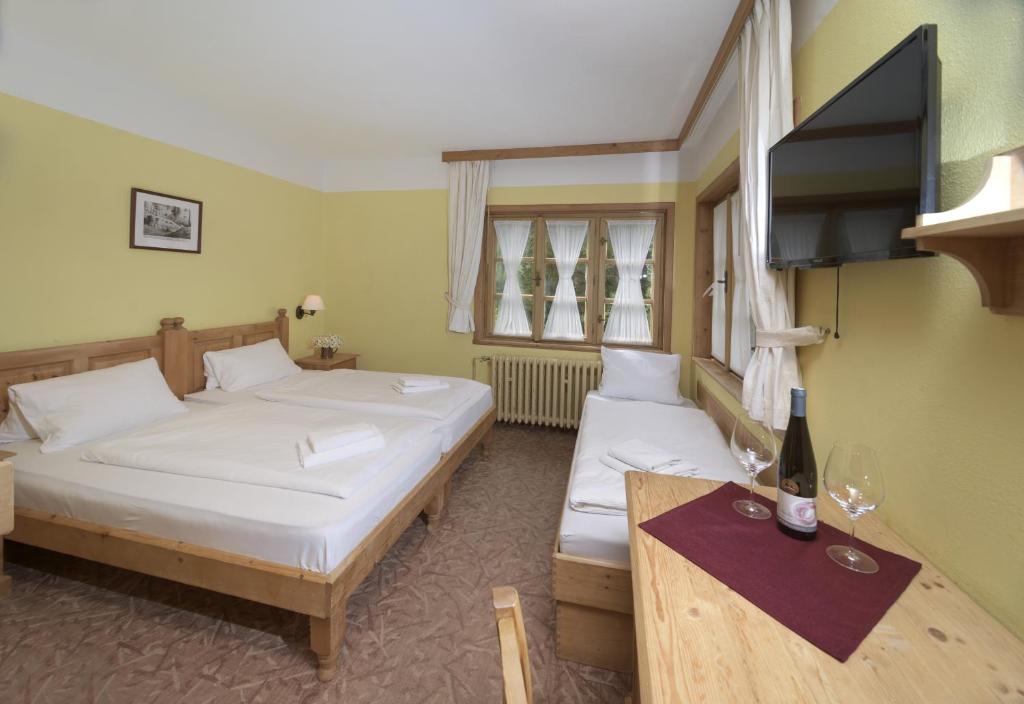 Postel nebo postele na pokoji v ubytování Alpský Hotel
