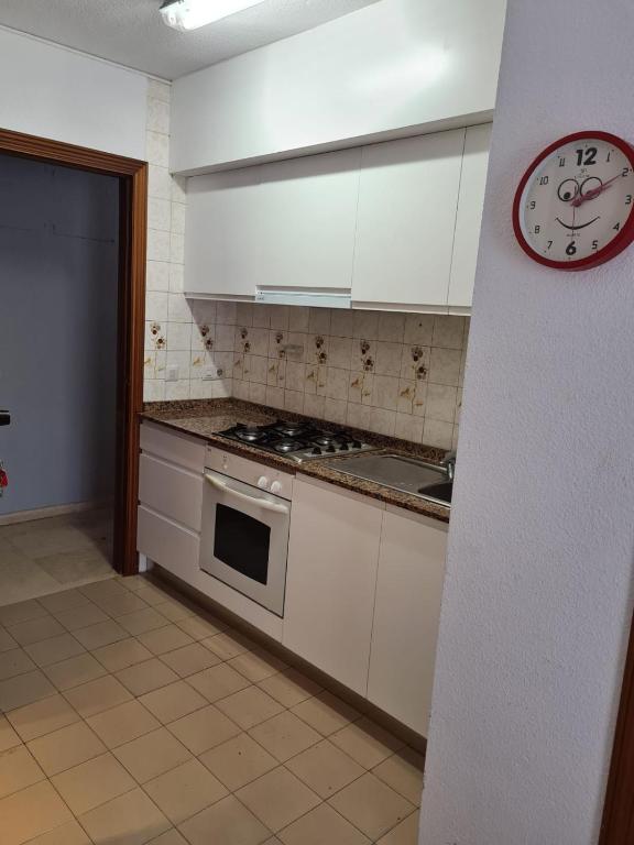A kitchen or kitchenette at SERVICE APART LAZARO - Aguamarina 1 dormitorio