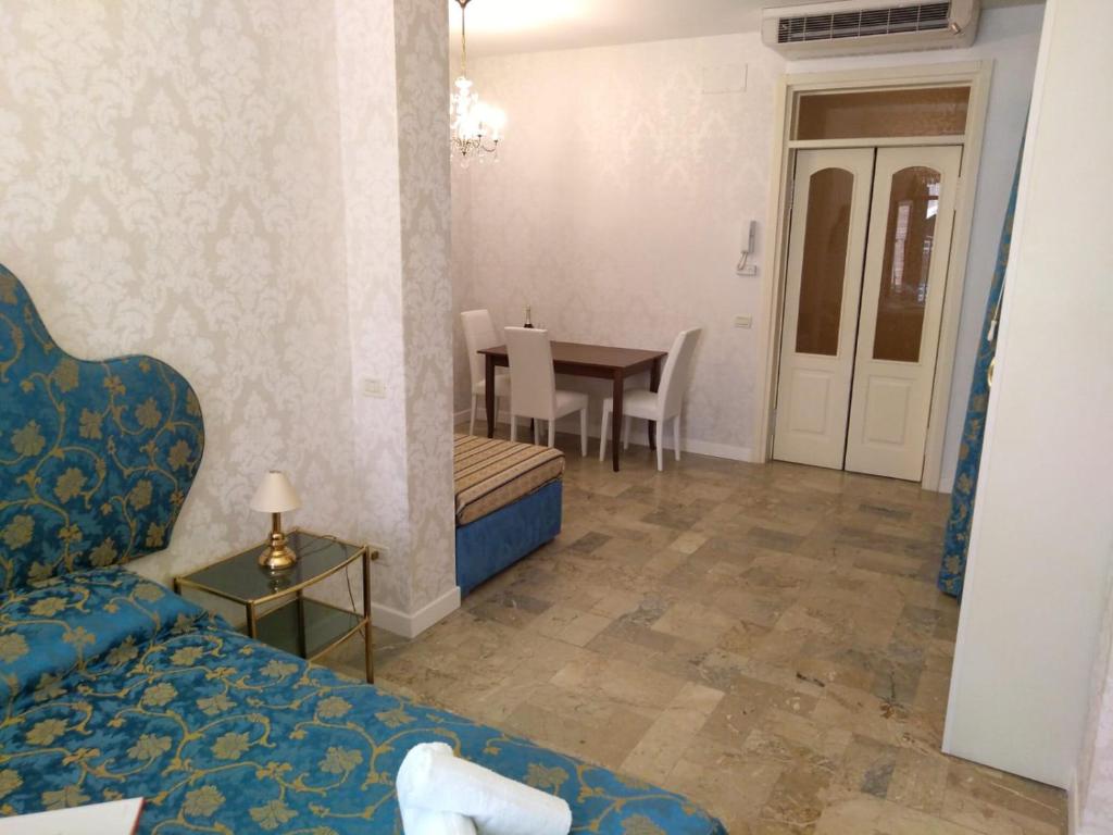 The House on the Canal - Three-Bedroom Apartment