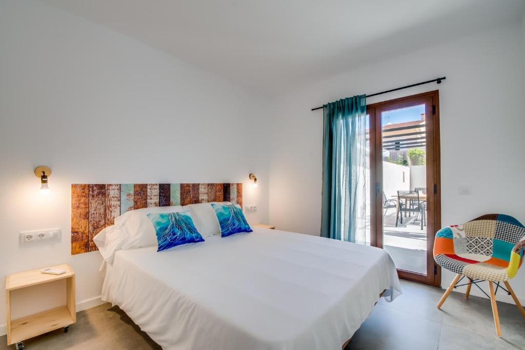 A bed or beds in a room at Cala Morlanda 1