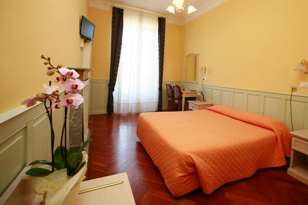 Telewizja i/lub zestaw kina domowego w obiekcie Hotel Excelsior Splendide