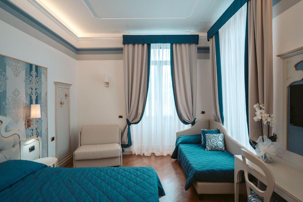 Łóżko lub łóżka w pokoju w obiekcie Hotel Excelsior Splendide