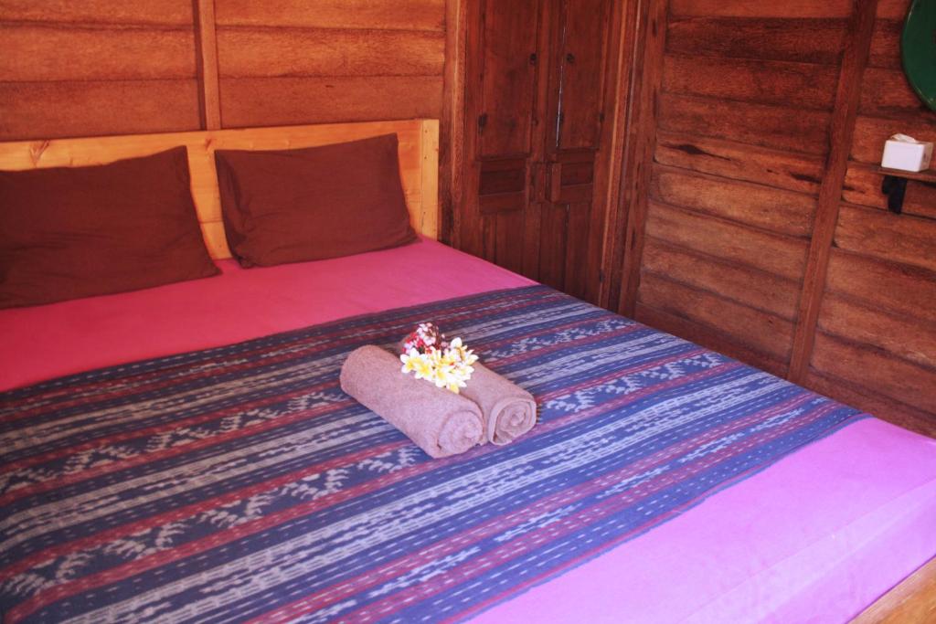 Postel nebo postele na pokoji v ubytování Good Karma Yogyakarta