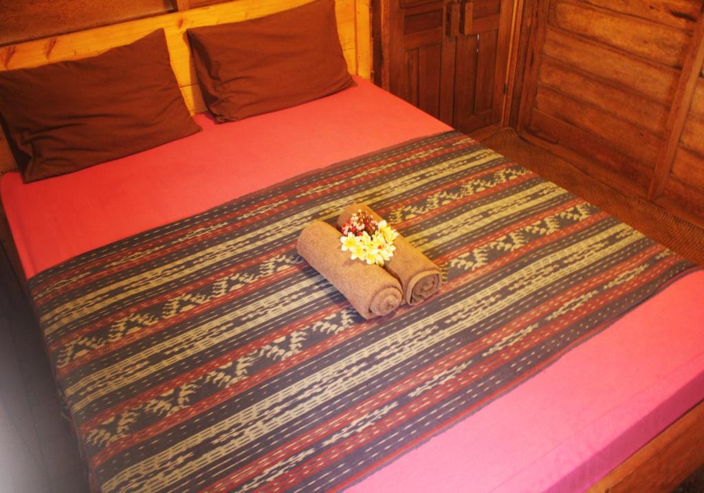 Postel nebo postele na pokoji v ubytování Good Karma Yogyakarta