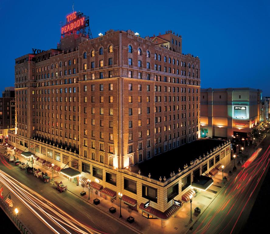 ein großes Gebäude in der Nacht auf einer Stadtstraße in der Unterkunft Peabody Memphis in Memphis