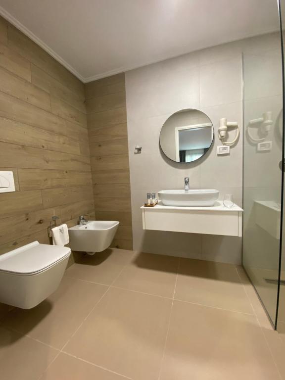 Koupelna v ubytování Hotel Olive Ksamil