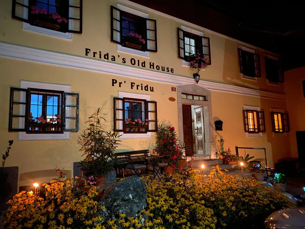 un edificio con un ramo de flores delante de él en Frida's Old House, en Bled