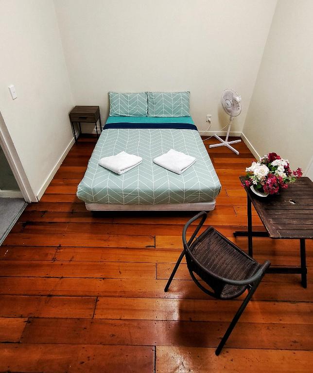 Surf 'N' Snow Backpackers Across Sky Tower - Resim 29