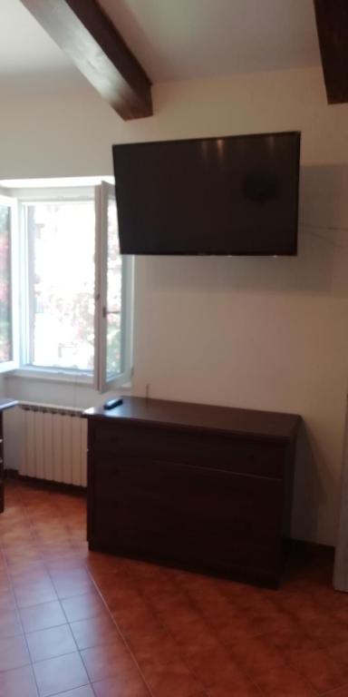 A television and/or entertainment centre at VILLA GIULIANA stanze con bagno interno in Villa a 350 mt spiaggia libera Lido delle Sirene