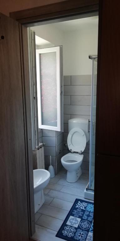 A bathroom at VILLA GIULIANA stanze con bagno interno in Villa a 350 mt spiaggia libera Lido delle Sirene