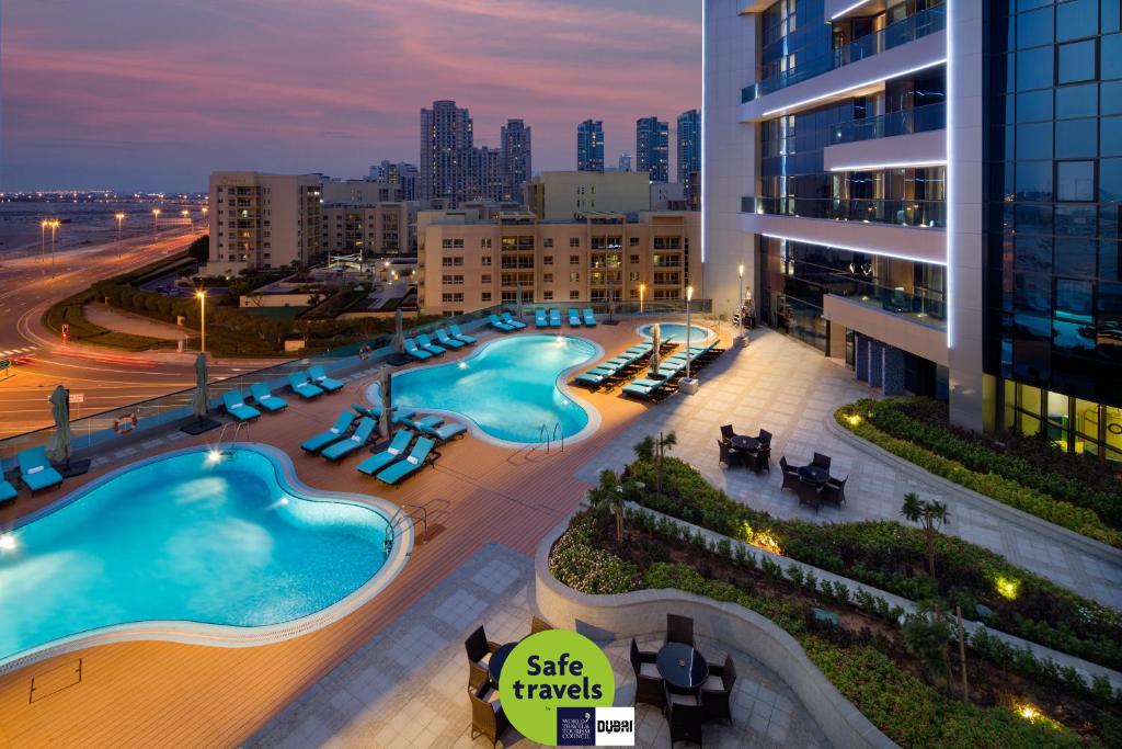 منظر المسبح في Millennium Place Barsha Heights Hotel او بالجوار