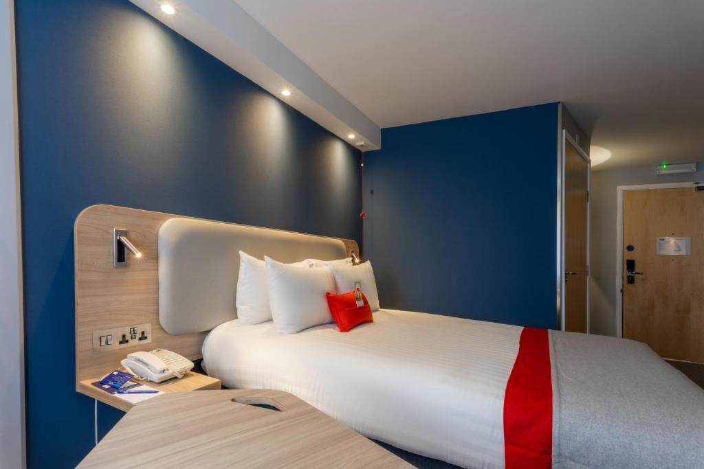 Postel nebo postele na pokoji v ubytování Holiday Inn Express - Glasgow - City Ctr Theatreland by IHG