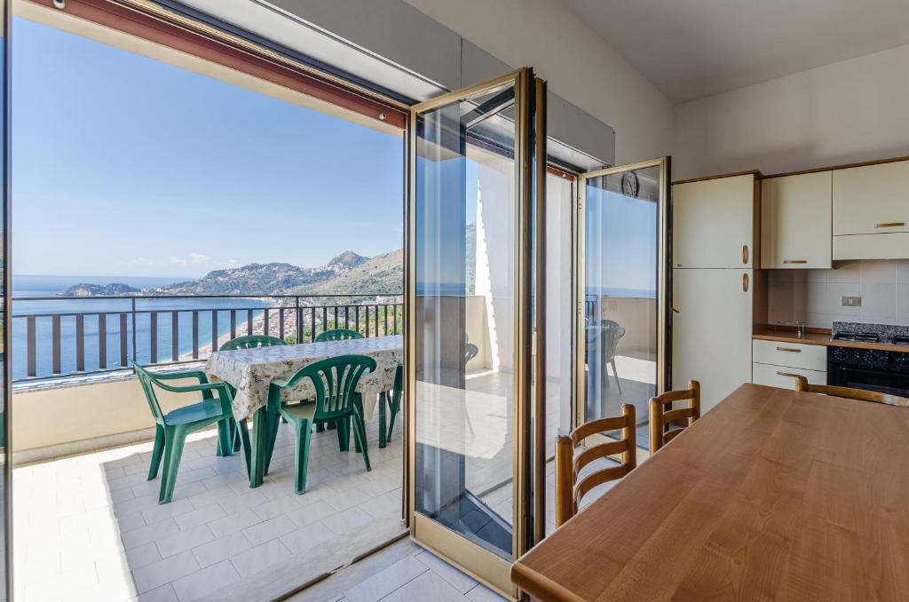 uma cozinha e sala de jantar com vista para o oceano em CASA VACANZE ANDREANA em Letojanni