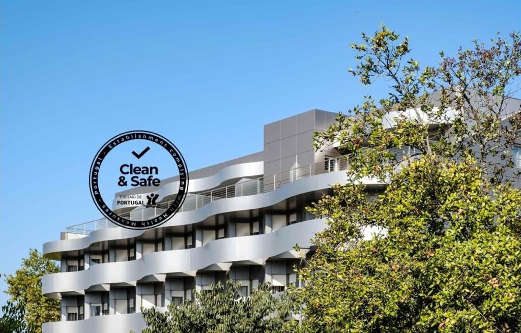 a building with a sign that reads clean and safe at Hotel Aleluia in Fátima