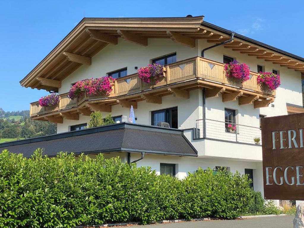 een gebouw met bloembakken op de balkons bij Eggerbauer in Brixen im Thale