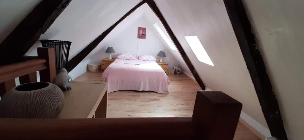 - une chambre mansardée avec un lit dans l'établissement La Vieille Crêperie de Mangouëro, à Cléguérec