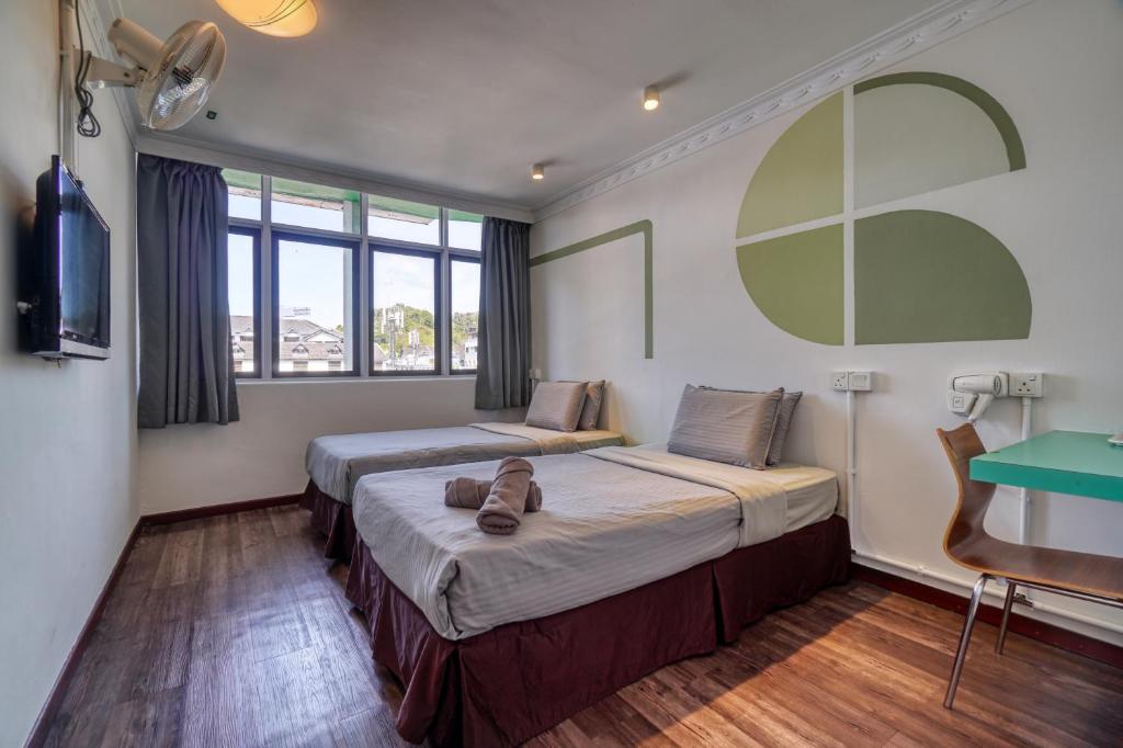 Habitación de hotel con 2 camas y TV en Parkland Express en Brinchang