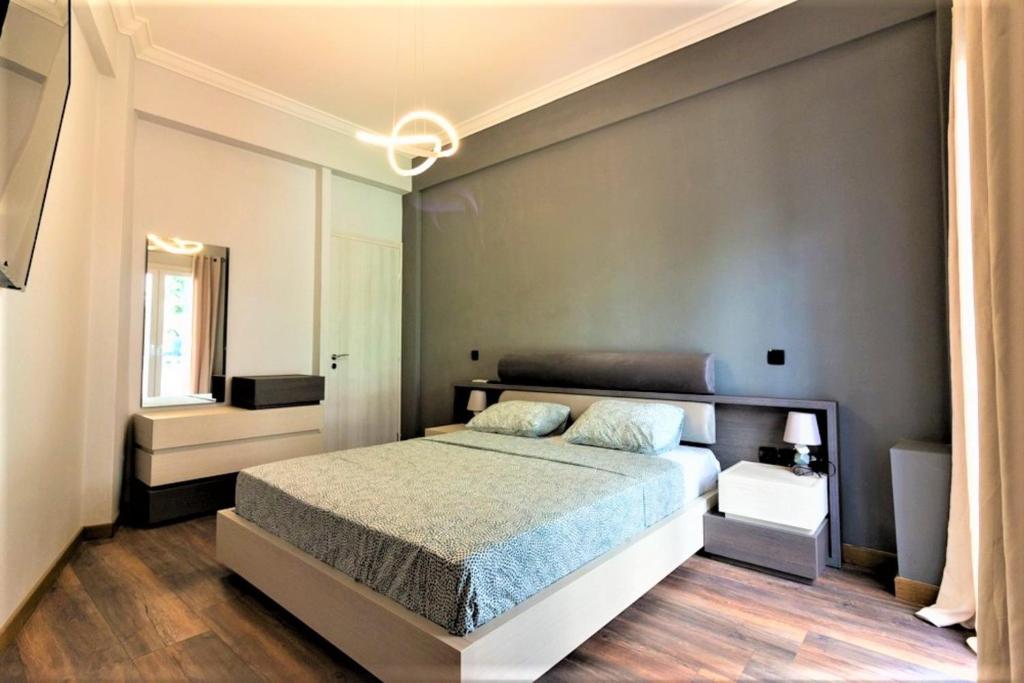 um quarto com uma cama grande e uma janela em Double Romantic Suite em Atenas