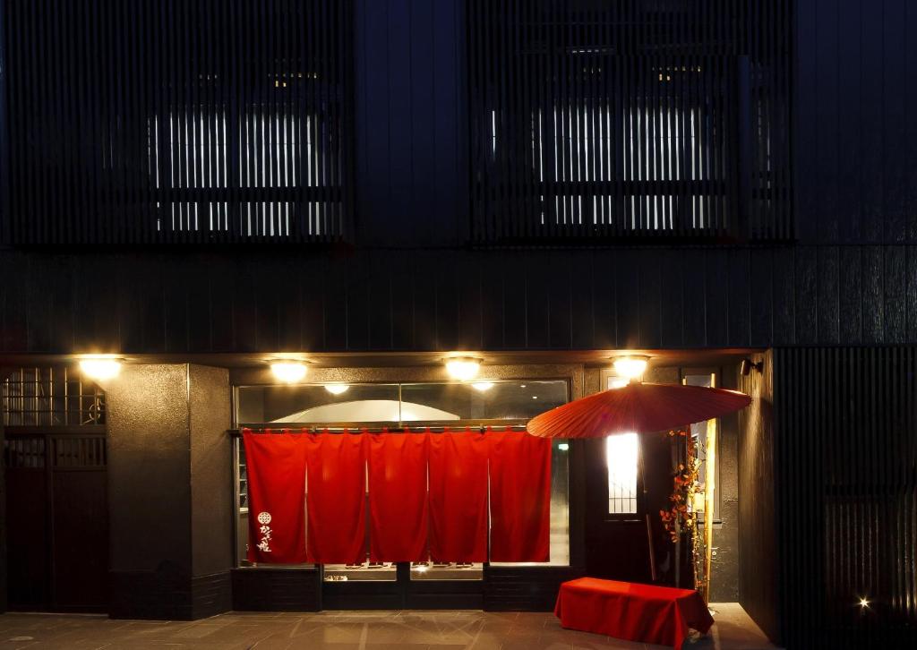 箱根的住宿－滿天星酒店，商店前的红伞,有红窗帘