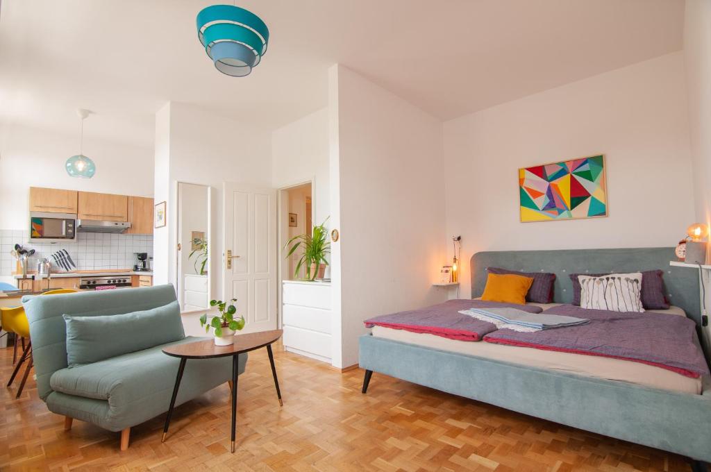 ライプツィヒにあるLeipzig Flats 1のベッドルーム1室(ベッド1台、椅子、テーブル付)