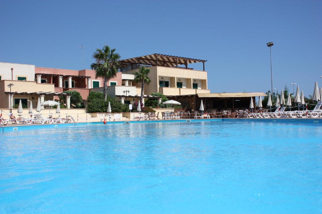リド・マリーニにあるVillaggio Resort Arco Del Saracinoのリゾート内の青い大きなプール