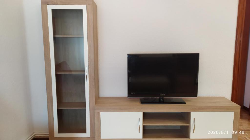 A television and/or entertainment centre at Calle Lardero Apartamento
