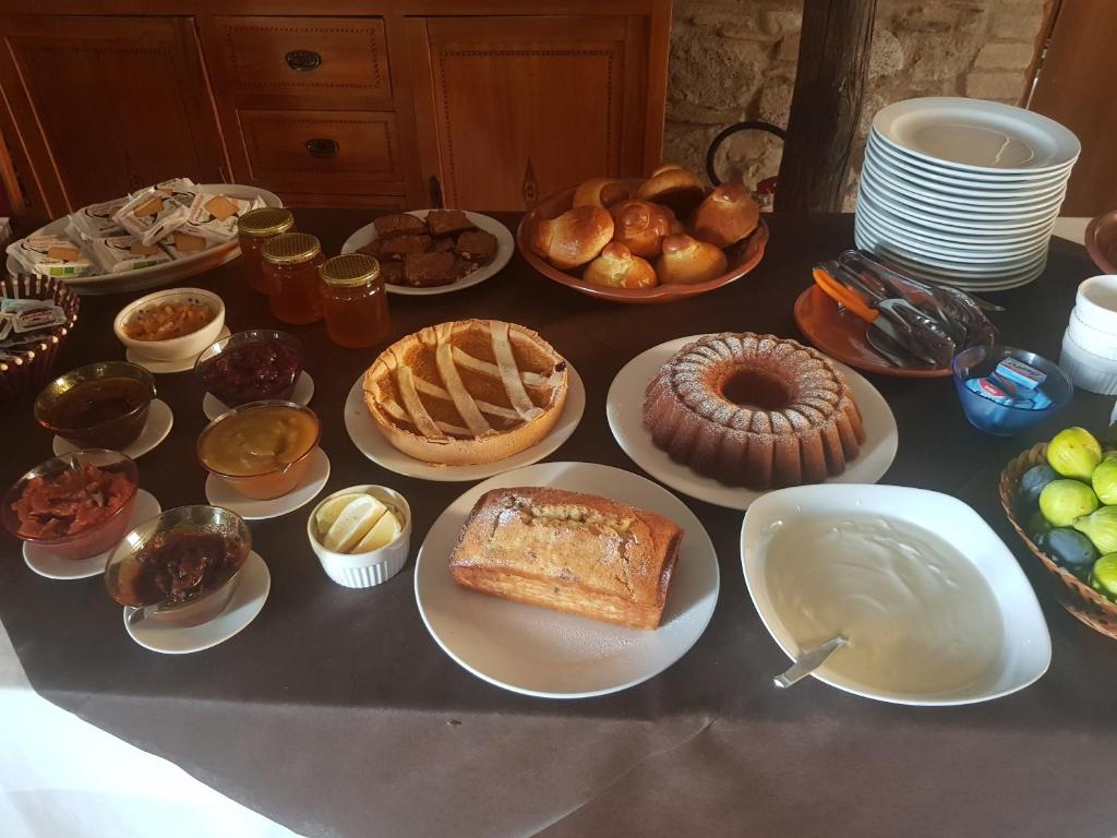 a table filled with different types of desserts and pies at Agriturismo Feudo Gagliardi in Caulonia