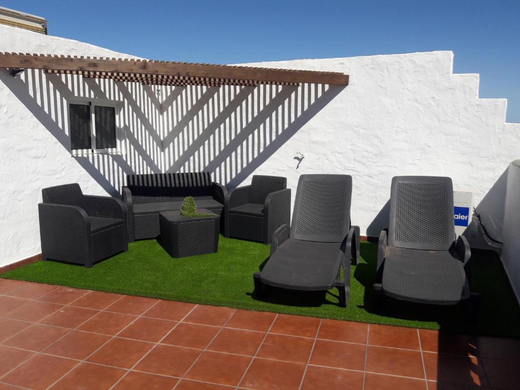 un gruppo di sedie in cima all'erba di Casa los abuelos 1 a La Goleta