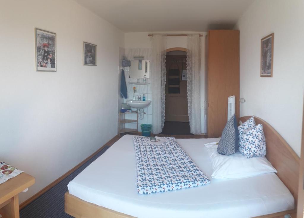 Postel nebo postele na pokoji v ubytování Gästehaus Alpenblick