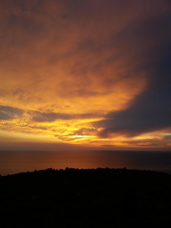 O nascer ou o pôr do sol visto a partir da casa de hóspedes