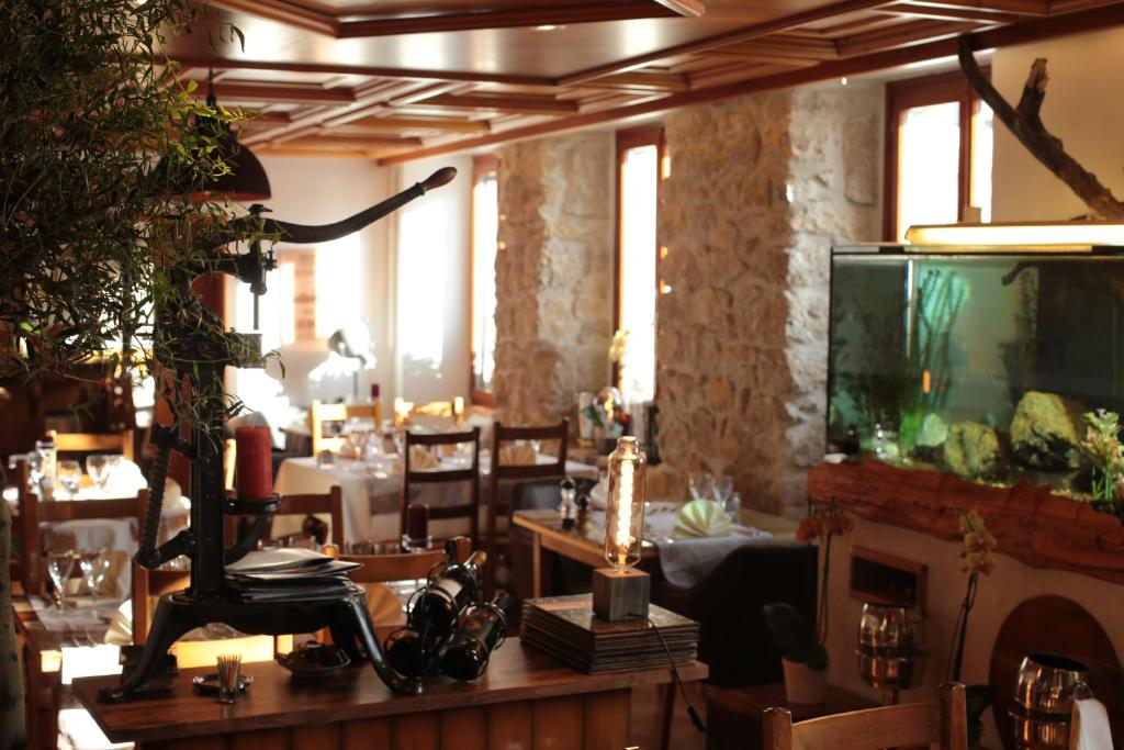 Restaurace v ubytování HOTEL de la Truite & SPA Le petit Nautilus