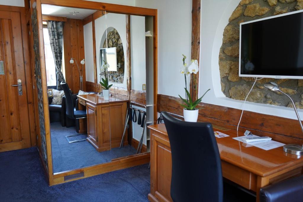 TV a/nebo společenská místnost v ubytování HOTEL de la Truite & SPA Le petit Nautilus